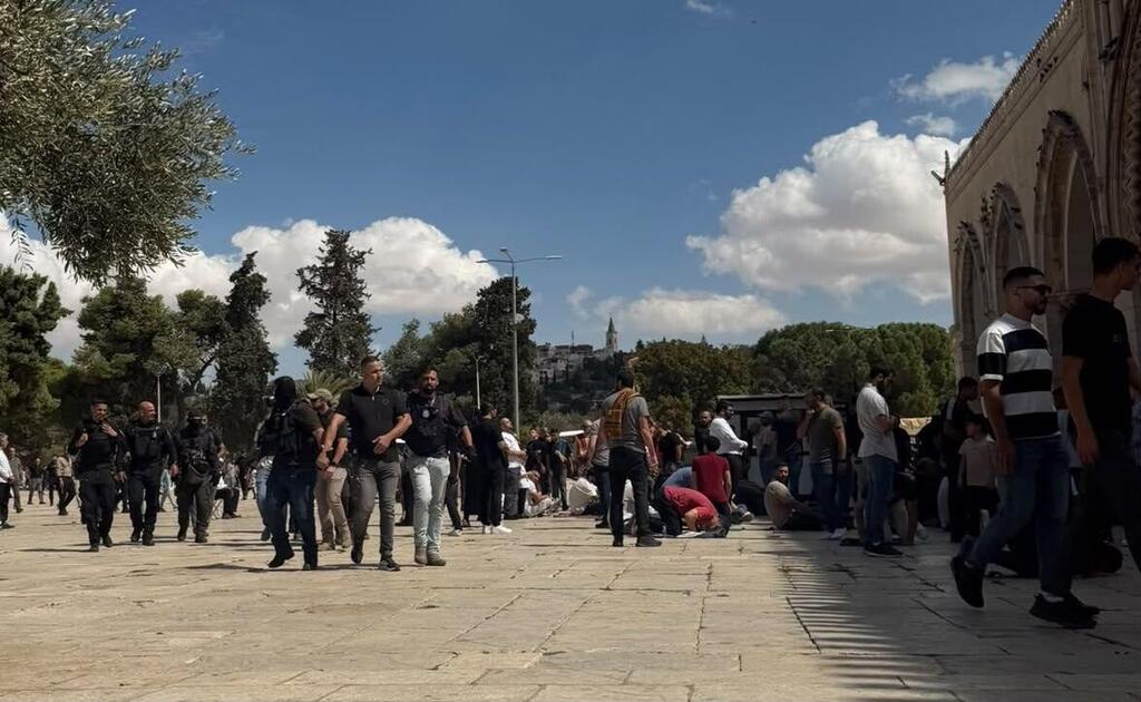 انتشار للشرطة الإسرائيلية في ساحات المسجد الأقصى المبارك ويتم تنفيذ اعتقالات (وفق البند 27 أ) انتشار للشرطة الإسرائيلية في ساحات المسجد الأقصى المبارك ويتم تنفيذ اعتقالات