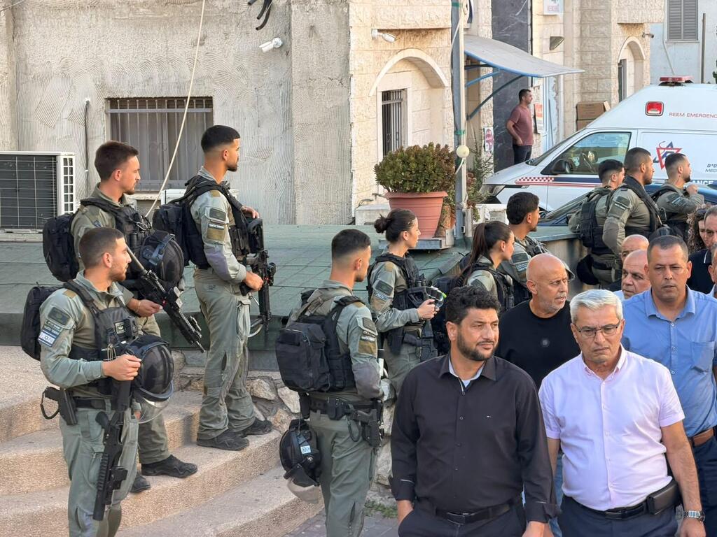 محافظة القدس: مستعمرون يحرقون نحو 55 شجرة زيتون في بلدة أبو ديس جنوب شرق القدس (راديو الناس) محافظة القدس: مستعمرون يحرقون نحو 55 شجرة زيتون في بلدة أبو ديس جنوب شرق القدس
