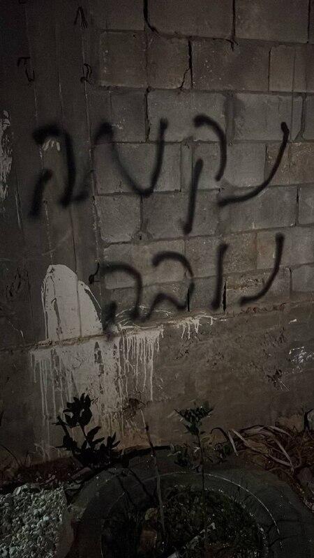 مستوطنون يضرمون النار في مركبة ويخطّون شعارات في السموع قرب الخليل (وفق البند 27 أ) مستوطنون يضرمون النار في مركبة ويخطّون شعارات في السموع قرب الخليل
