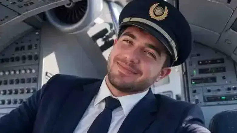 الطيار العُماني الهمام الهمامي (استخدام الصورة وفقا للبند 27أ) الطيار العُماني الهمام الهمامي