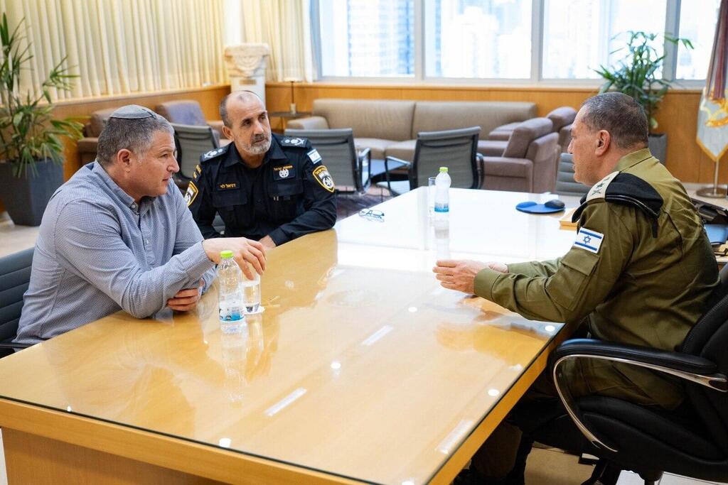 رؤساء الجيش والشرطة والشاباك يعقدون تقييمًا أمنيًا مشتركًا استعدادًا للانتخابات ( الجيش الإسرائيلي) رؤساء الجيش والشرطة والشاباك يعقدون تقييمًا أمنيًا مشتركًا استعدادًا للانتخابات