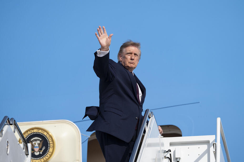 ترامب: قد ننضم إلى السعودية في ضرباتها ضد الحوثيين (The White House) الرئيس الأمريكي دونالد ترامب