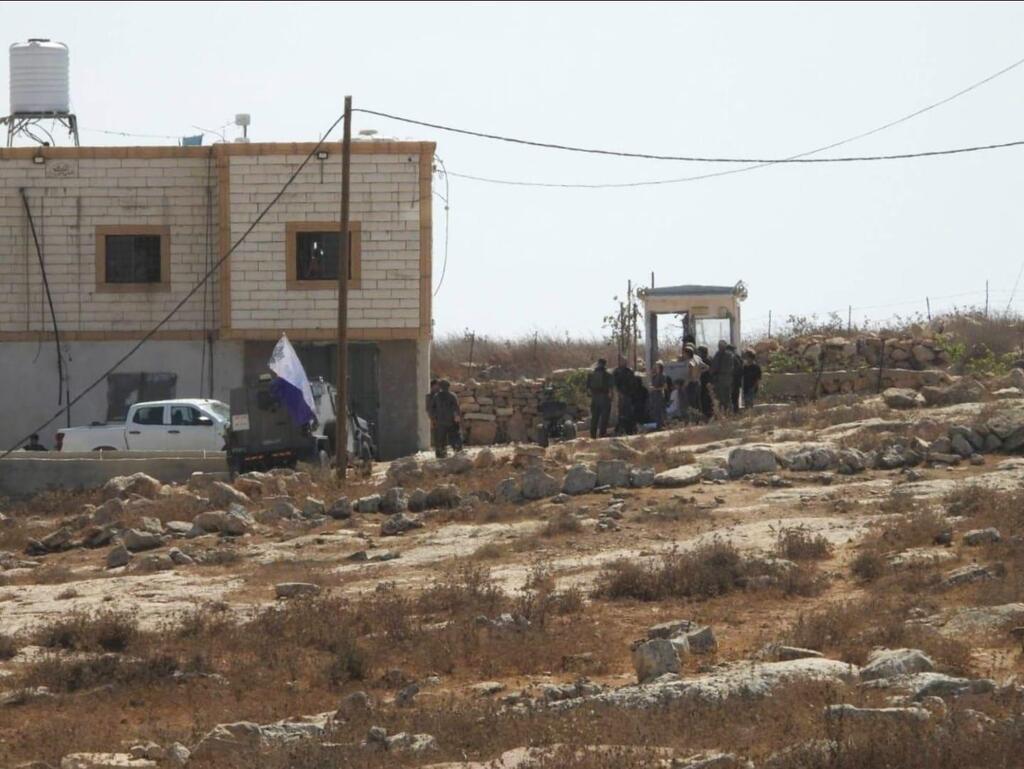 مستوطنون يفرضون حصارًا على عائلة فلسطينية (استخدام الصورة وفقا للبند 27أ من حقوق النشر) مستوطنون يفرضون حصارًا على عائلة فلسطينية
