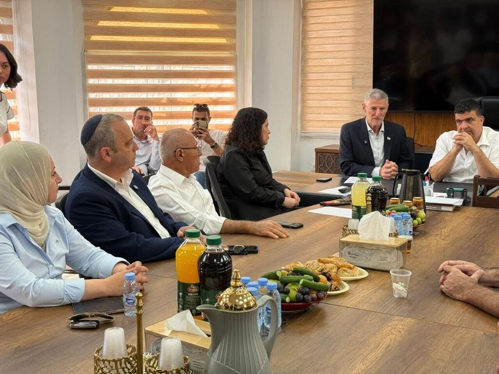 تحديًا لمخططات سموتريتش:حزب الديمقراطيون يعقد اجتماعًا لكامل كتلته البرلمانية في مجد الكروم