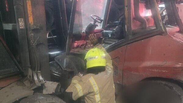 مصرع شخص إثر انقلابه تحت رافعة شوكية داخل مصنع في البعينة نجيدات