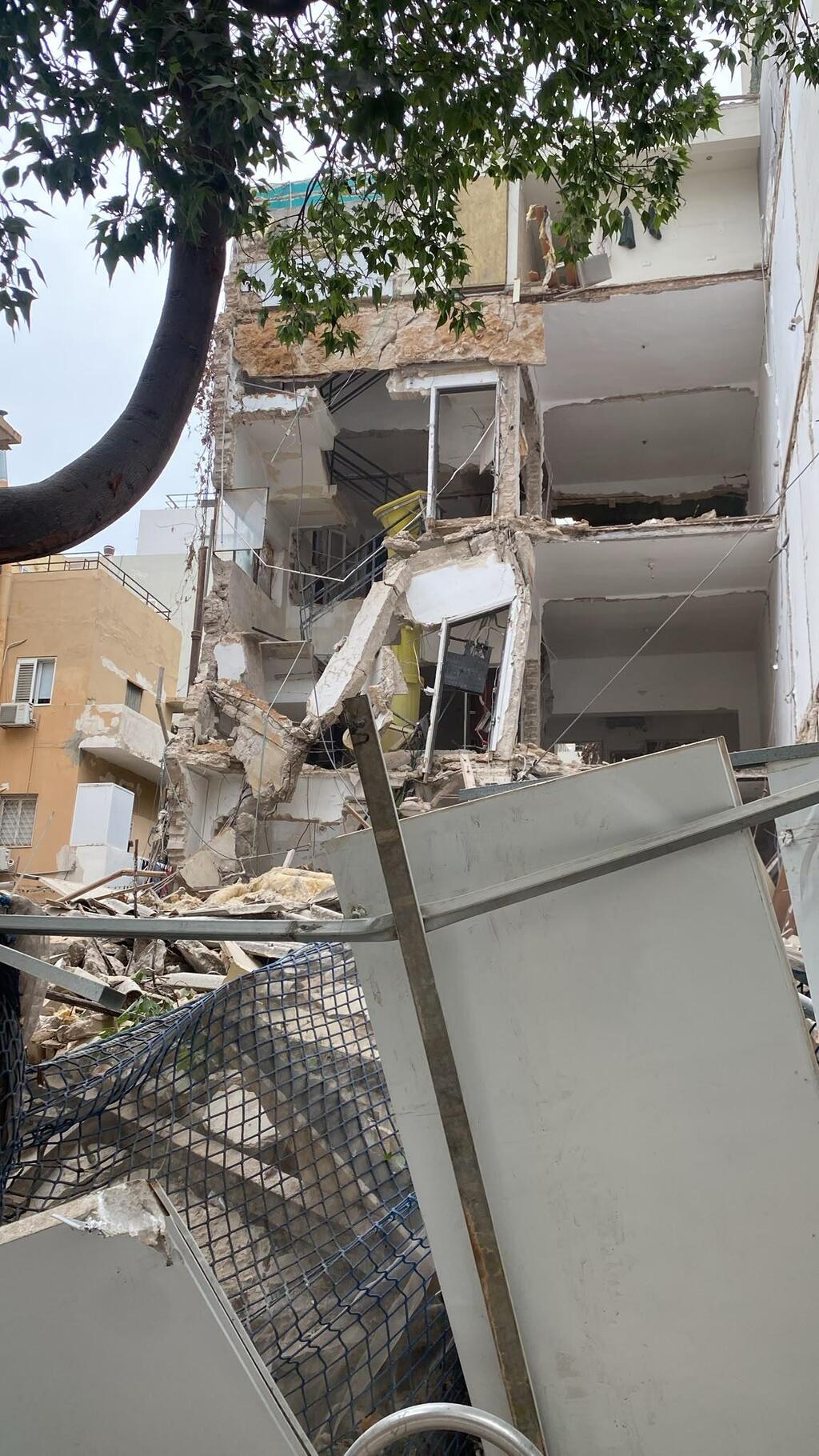 انهيار جزء من مبنى قيد الترميم وسط تل أبيب وعمليات تمشيط بحثًا عن عالقين (نجمة داوود الحمراء ) انهيار جزء من مبنى قيد الترميم وسط تل أبيب وعمليات تمشيط بحثًا عن عالقين