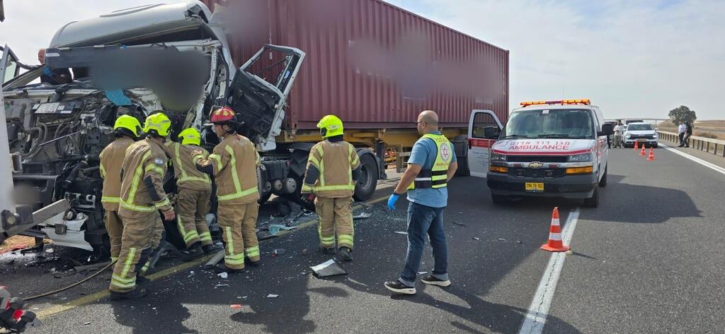 حادث خطير على شارع 6: تصادم شاحنتين ومصاب عالق بجروح خطيرة (نجمة داوود الحمراء) حادث خطير على شارع 6: تصادم شاحنتين ومصاب عالق بجروح خطيرة