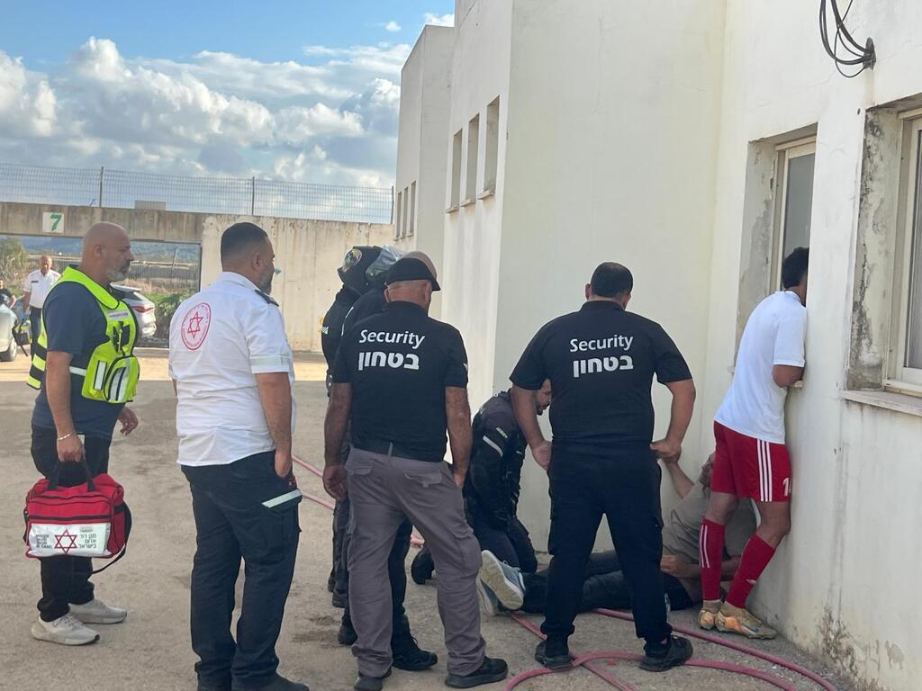 شجار وتوتر في ملعب كفرمندا: استدعاء الشرطة والإسعاف بعد مواجهة الإخوة كفرمندا وهبوعيل كوكب (راديو الناس) شجار وتوتر في ملعب كفرمندا: استدعاء الشرطة والإسعاف بعد مواجهة الإخوة كفرمندا وهبوعيل كوكب