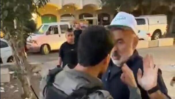 الشرطة تعتدي على مرشح القائمة العربية الموحدة عبد الكريم عزام خلال توزيع النشرة الانتخابية في مدينة الناصرة