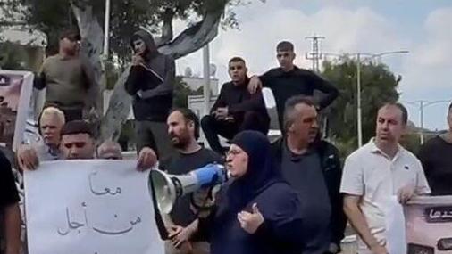 أعضاء حزب “لكلّنا مكان” يشاركون في مظاهرة ببلدة أعزون احتجاجًا على إغلاق المعبر الذي يشلّ حياة سبع بلدات فلسطينية