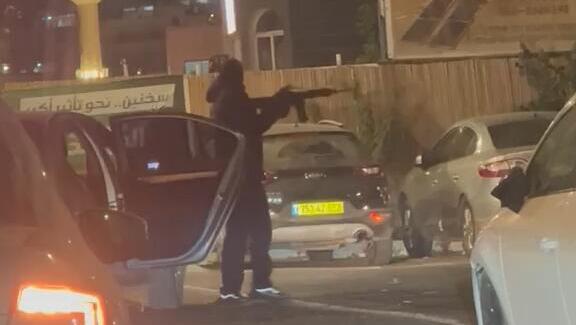 سخنين: إطلاق نار كثيف باتجاه محال تجارية أمام أعين المارّة دون وقوع إصابات