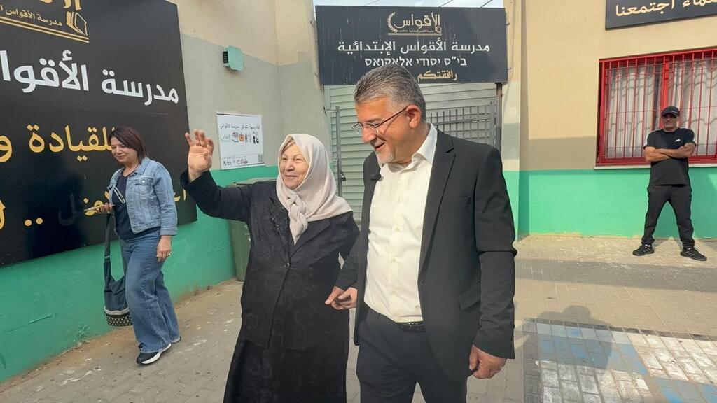 مرشحو القائمة المشتركة والعربية الموحدة يدلون أصواتهم (وفق البند 27 أ) مرشحو القائمة المشتركة والعربية الموحدة يدلون أصواتهم