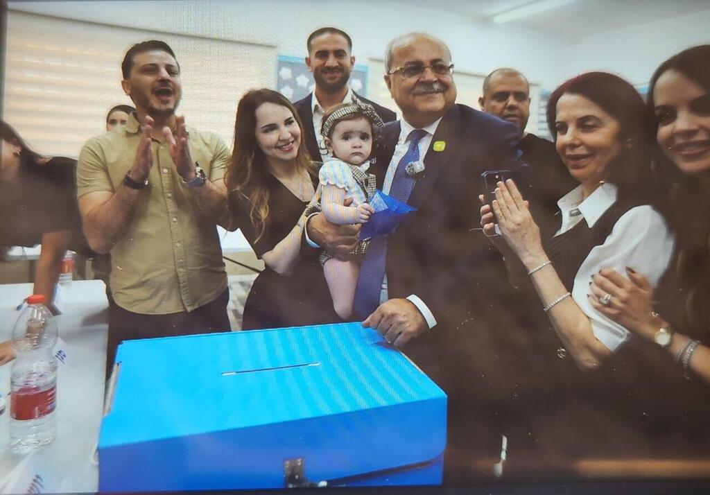 مرشحو القائمة المشتركة والعربية الموحدة يدلون أصواتهم (وفق البند 27 أ) مرشحو القائمة المشتركة والعربية الموحدة يدلون أصواتهم