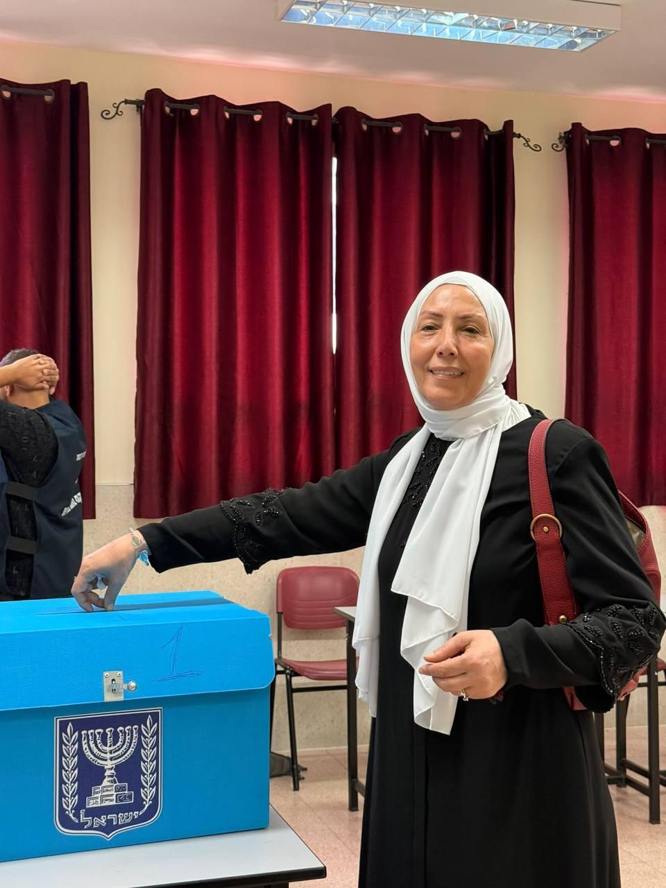 مرشحو القائمة المشتركة والعربية الموحدة يدلون أصواتهم (وفق البند 27 أ) مرشحو القائمة المشتركة والعربية الموحدة يدلون أصواتهم