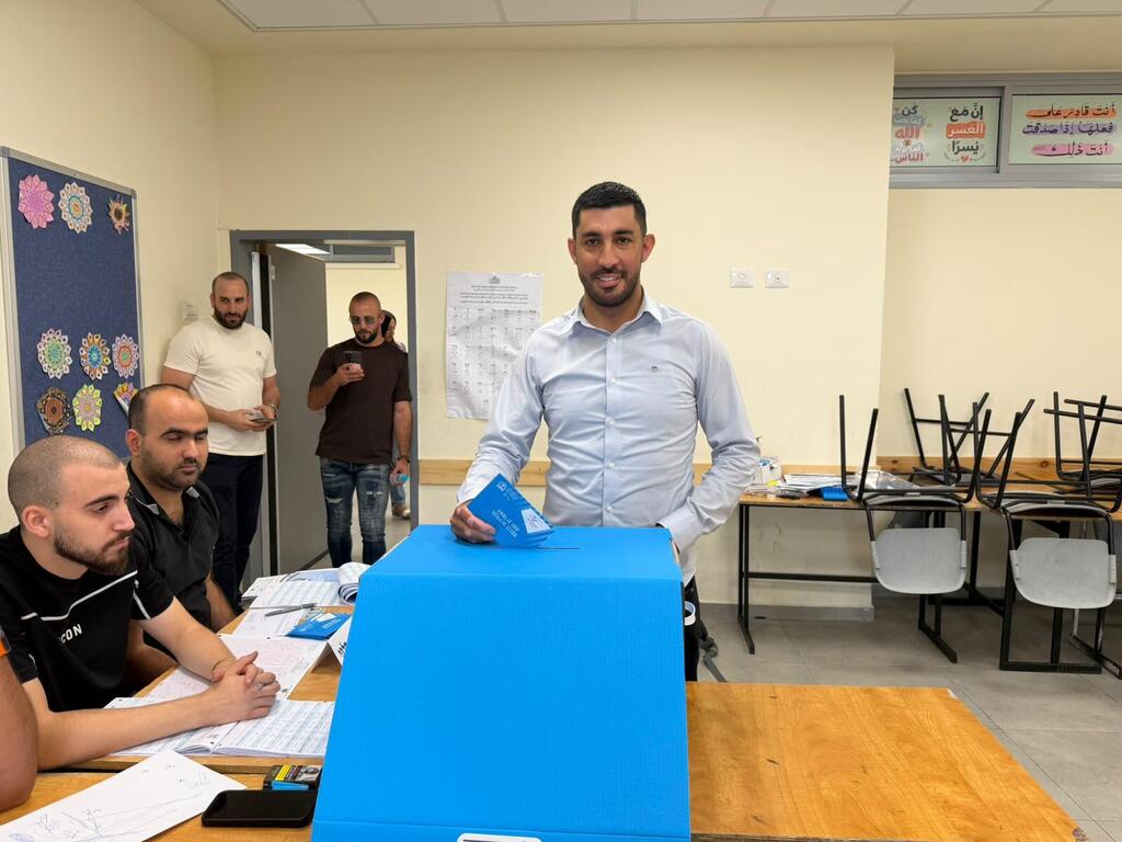 مرشح القائمة المشتركة أحمد دراوشة يدلي بصوته في بلدته إكسال (وفق البند 27 أ) مرشح القائمة المشتركة أحمد دراوشة يدلي بصوته في بلدته إكسال