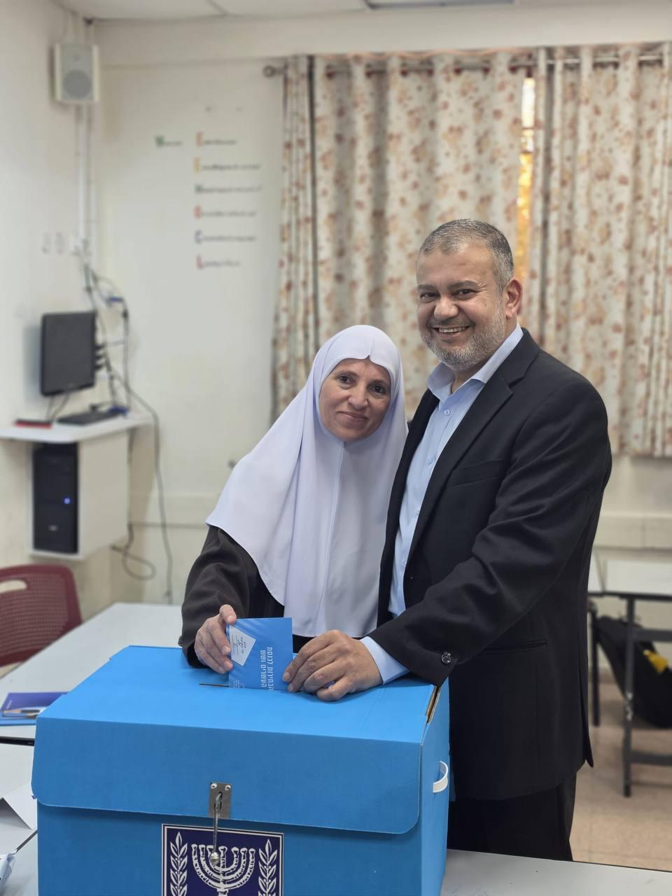 مرشحو القائمة المشتركة والعربية الموحدة يدلون أصواتهم (وفق البند 27 أ) مرشحو القائمة المشتركة والعربية الموحدة يدلون أصواتهم