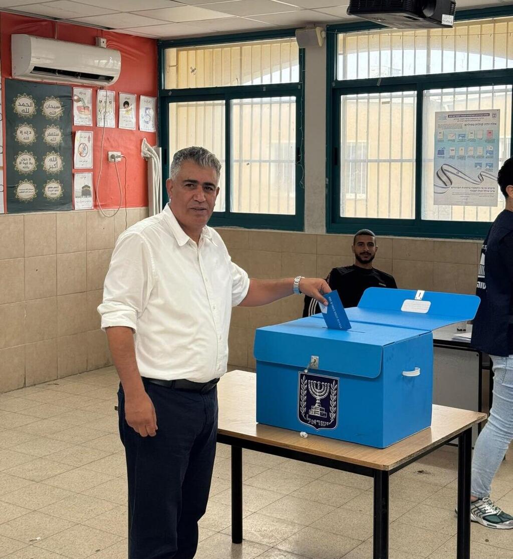 مرشحو القائمة المشتركة والعربية الموحدة يدلون أصواتهم (وفق البند 27 أ) مرشحو القائمة المشتركة والعربية الموحدة يدلون أصواتهم