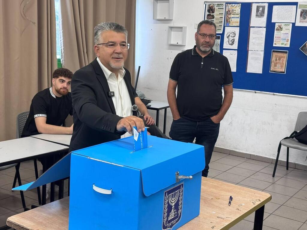 مرشحو القائمة المشتركة والعربية الموحدة يدلون أصواتهم (وفق البند 27 أ) مرشحو القائمة المشتركة والعربية الموحدة يدلون أصواتهم