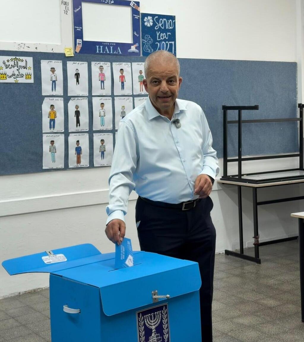 مرشحو القائمة المشتركة والعربية الموحدة يدلون أصواتهم (وفق البند 27 أ) مرشحو القائمة المشتركة والعربية الموحدة يدلون أصواتهم