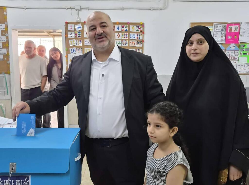 مرشحو القائمة المشتركة والعربية الموحدة يدلون أصواتهم (وفق البند 27 أ) مرشحو القائمة المشتركة والعربية الموحدة يدلون أصواتهم