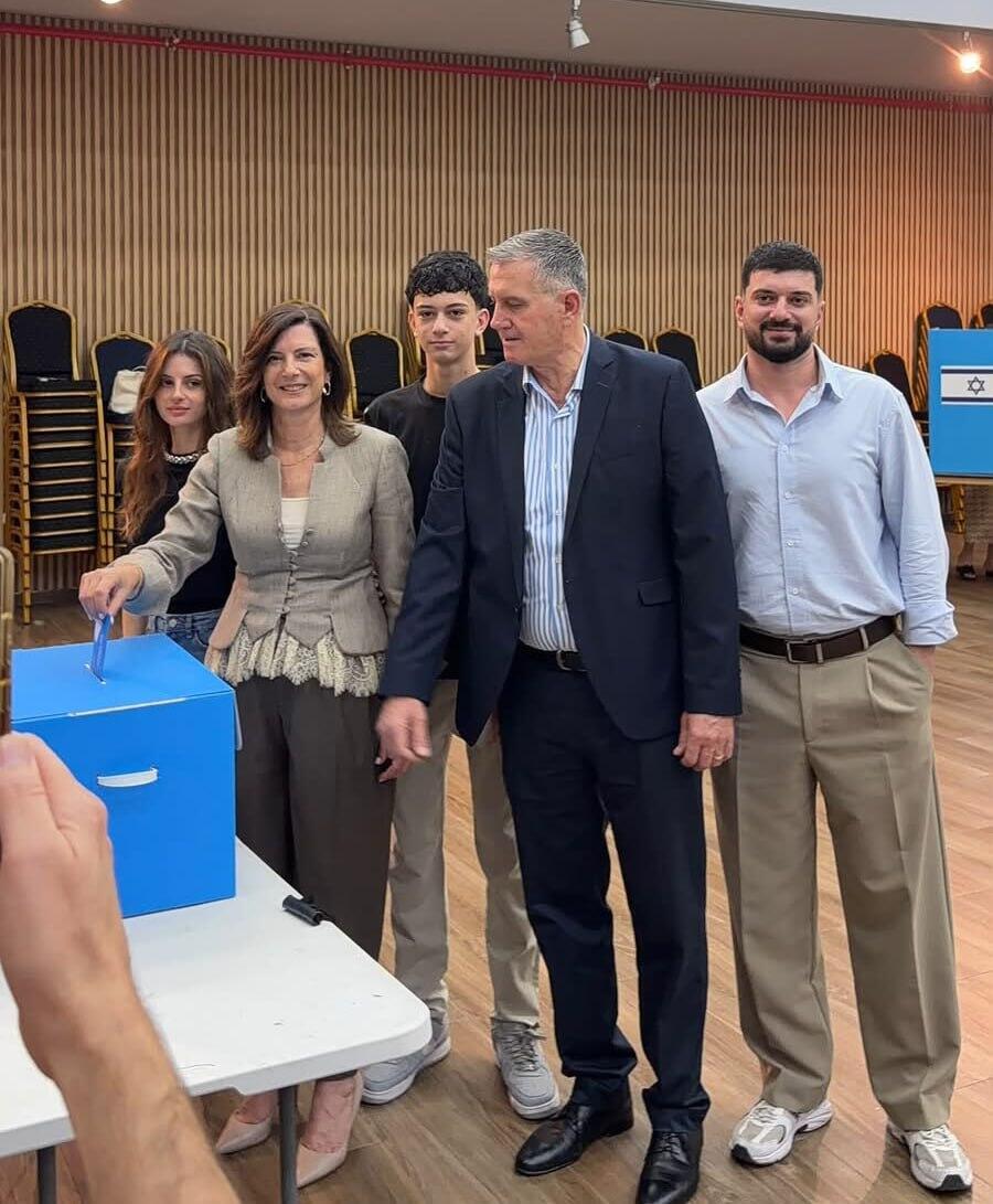 مرشحو القائمة المشتركة والعربية الموحدة يدلون أصواتهم (وفق البند 27 أ) مرشحو القائمة المشتركة والعربية الموحدة يدلون أصواتهم