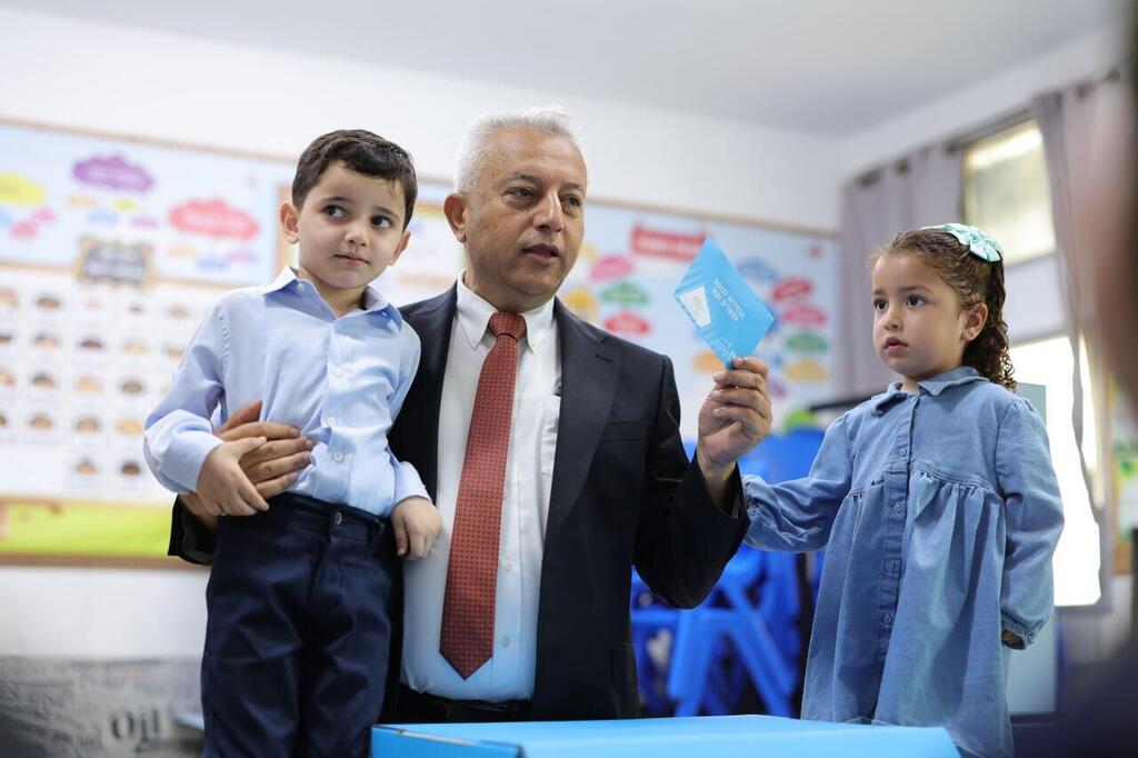 مرشحو القائمة المشتركة والعربية الموحدة يدلون أصواتهم (وفق البند 27 أ) مرشحو القائمة المشتركة والعربية الموحدة يدلون أصواتهم