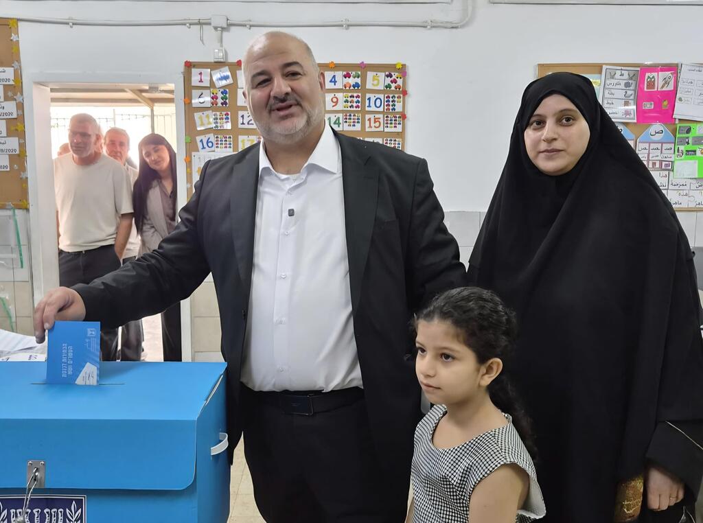 النائب منصور عباس رئيس القائمة العربية الموحدة يدلي في صوته بالمغار (وفق البند 27 ا لقانون حقوق النشر 2007) النائب منصور عباس رئيس القائمة العربية الموحدة يدلي في صوته بالمغار