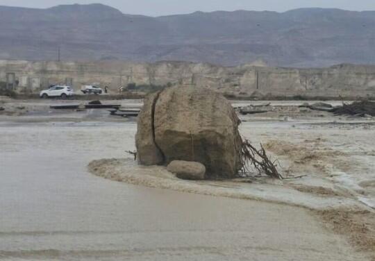 السيول تجرف صخرة ضخمة بمنطقة البحر الميت (وفق البند 27 أ) فيضانات في الجنوب ومنطقة البحر الميت