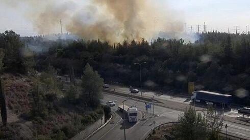 اندلاع حريق في منطقة غابات بن شيمن وإغلاق شارع 444 