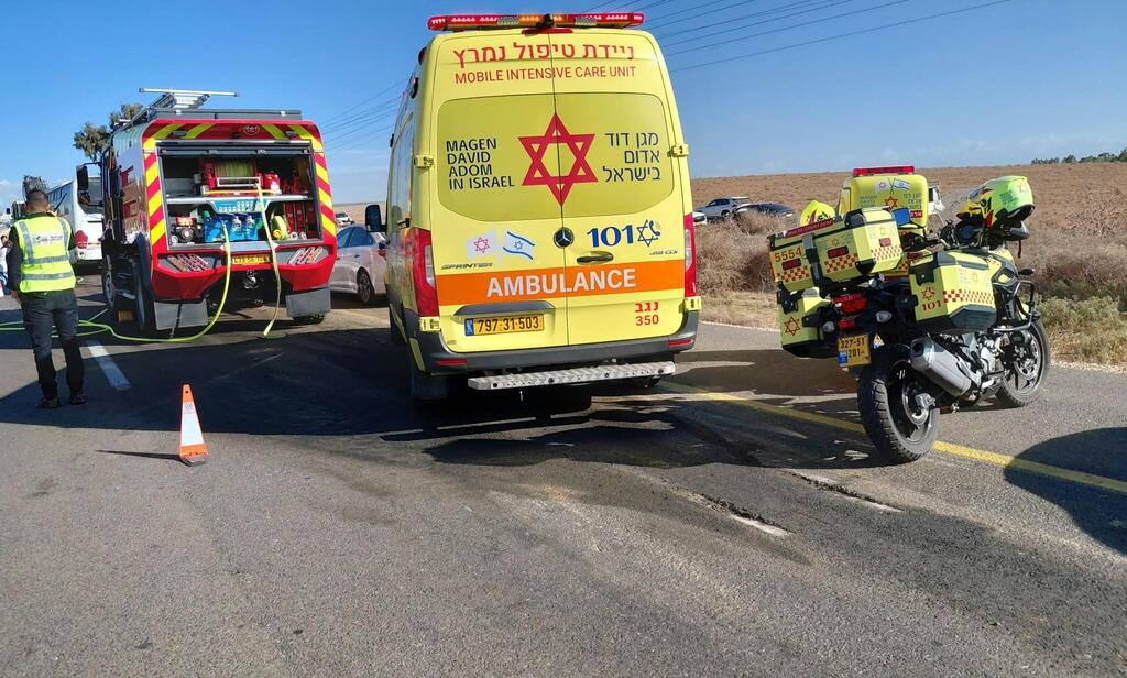 إصابة نحو 20 شخصًا بينهم سائق حافلة بحالة حرجة إثر اصطدام حافلة بجرار زراعي في النقب