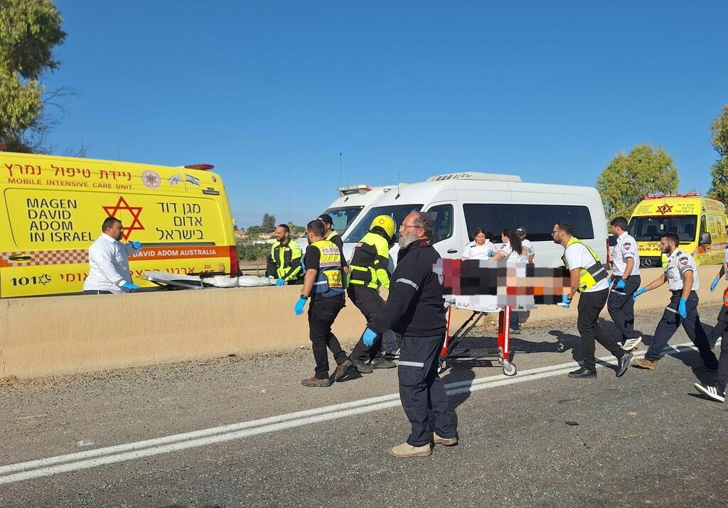 إصابة نحو 20 شخصًا بينهم سائق حافلة بحالة حرجة إثر اصطدام حافلة بجرار زراعي في النقب